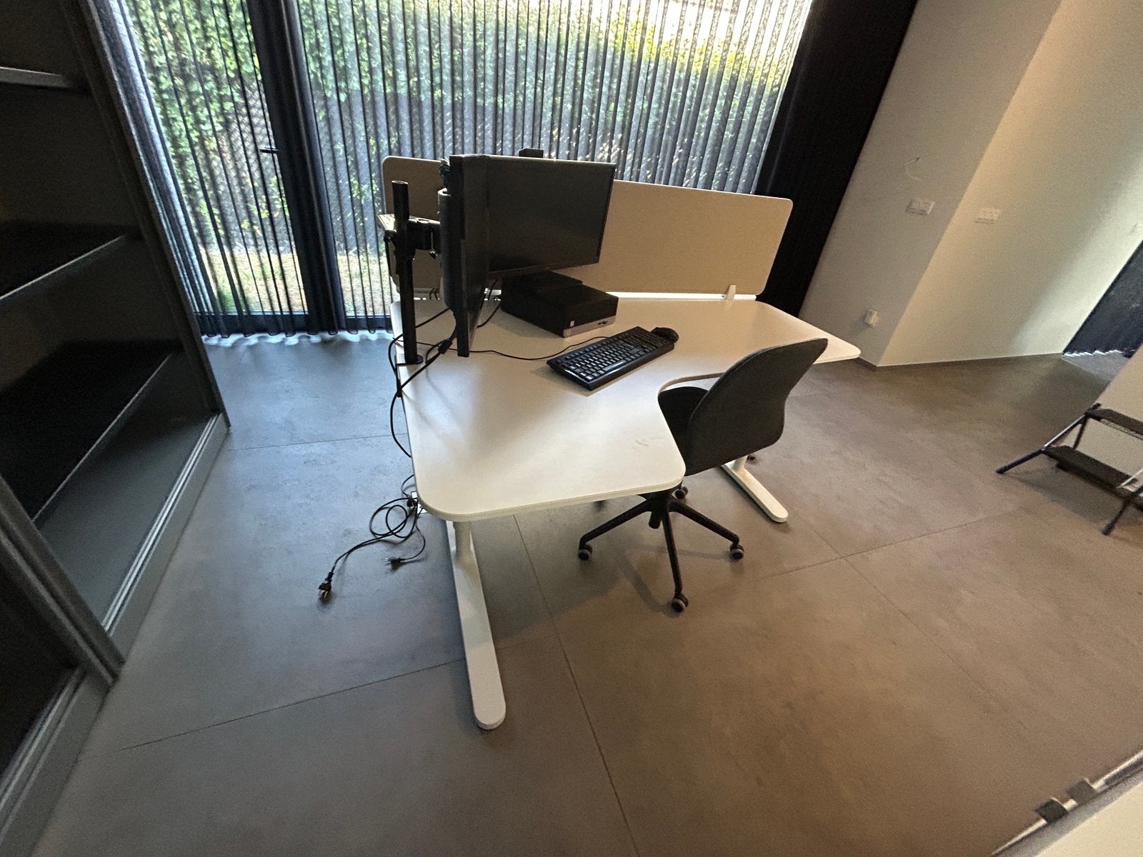 Ikea bureau bekant - 2 stuks + scherm - alles 140€, Huis en Inrichting, Bureaus, Ophalen, IKEA, Wit