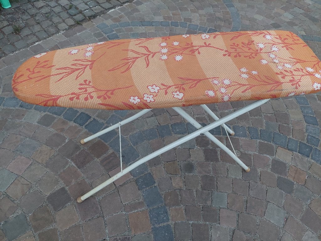 Prix 7 euro Table à repasser   ,vient le chercher à ransart, Enlèvement