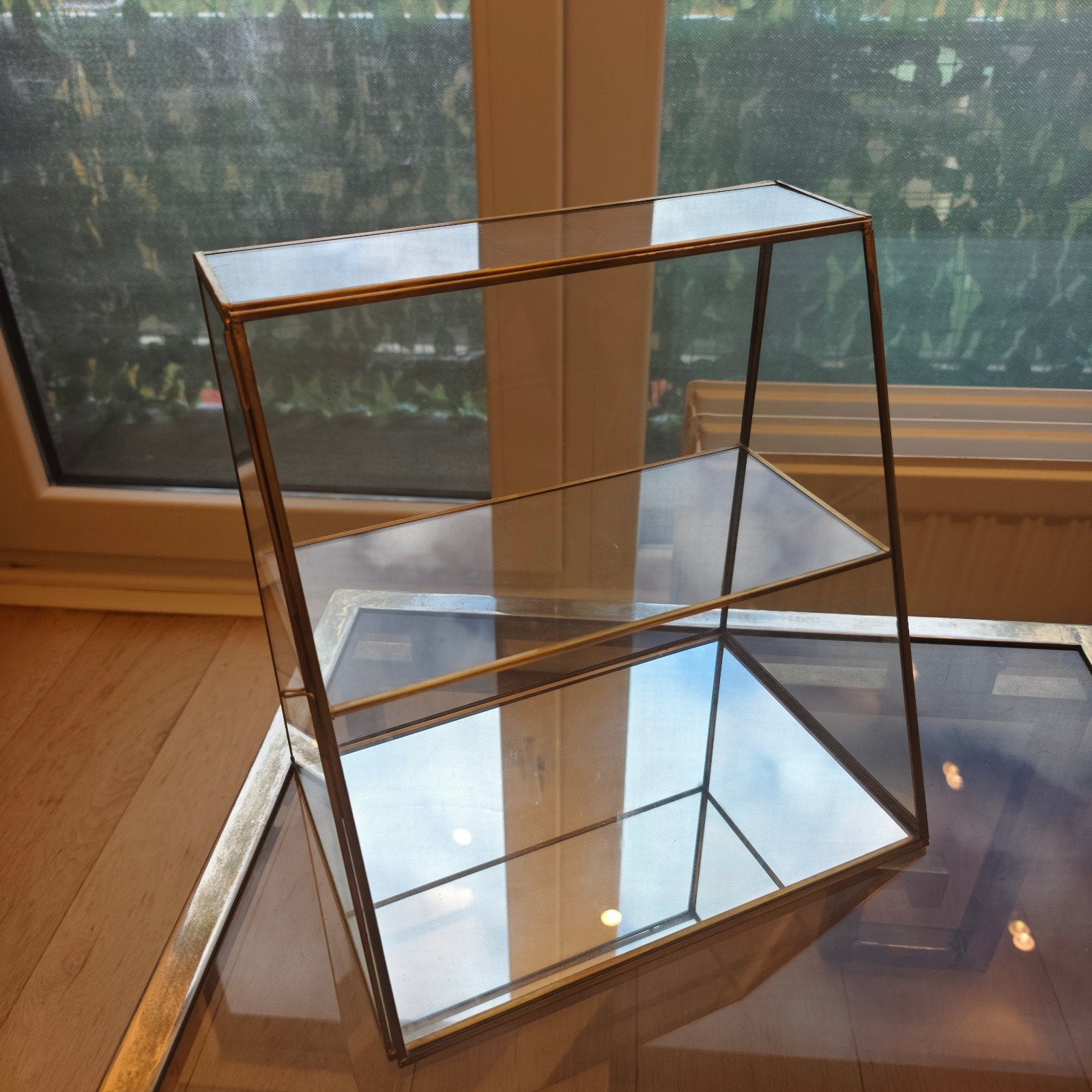 Stijlvol gouden glazen vitrinerekje / wandrekje, Huis en Inrichting, Ophalen, Minder dan 50 cm, Zo goed als nieuw, Glas