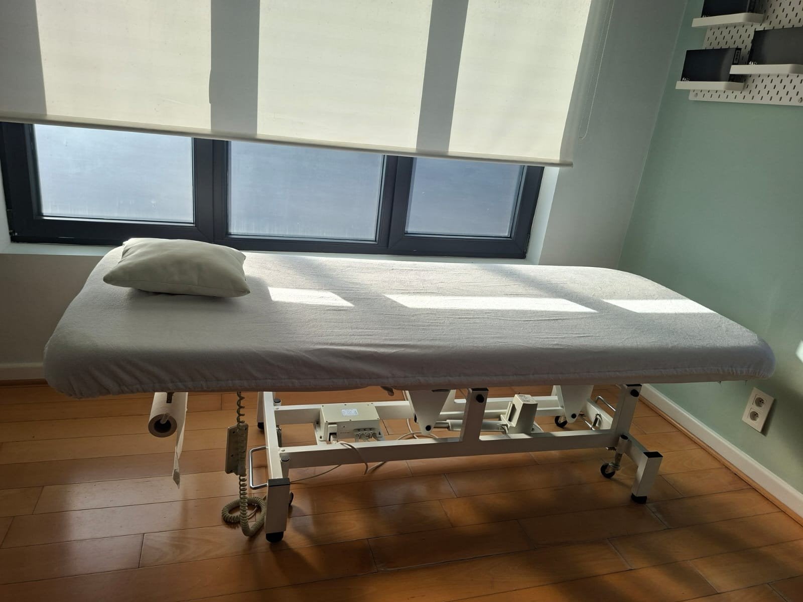 table de soins/table de massage, réglable électriquement, Sports & Fitness, Enlèvement, Utilisé, Table de massage
