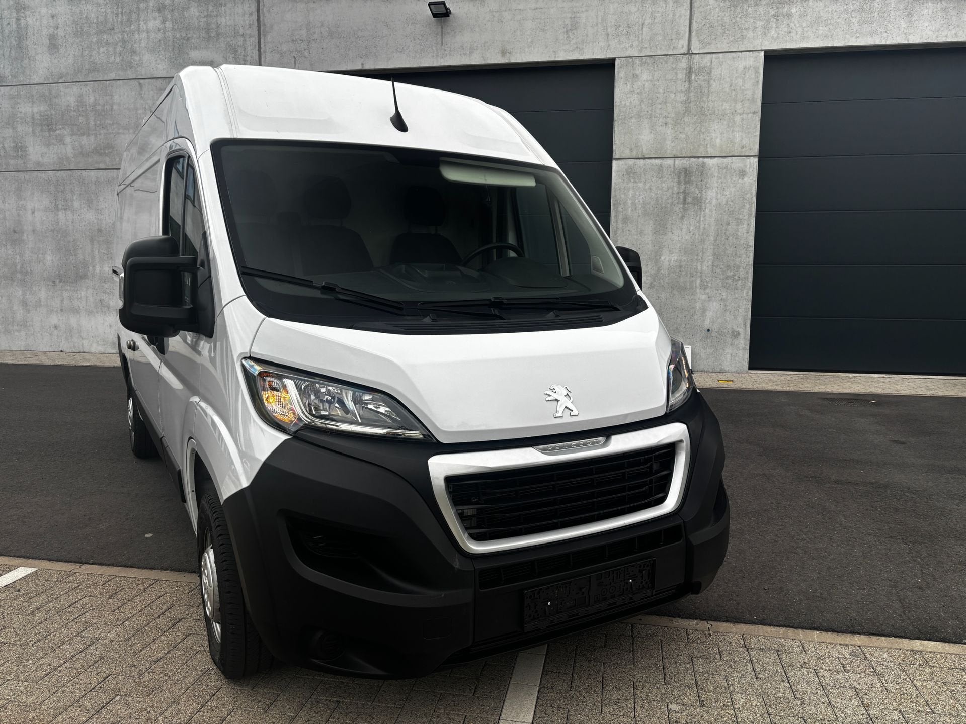 Peugeot Boxer 333 2.2 BlueHDi L2H2 3,3t S&S (EU6d), Voorwielaandrijving, 4 deurs, Stof, Gebruikt