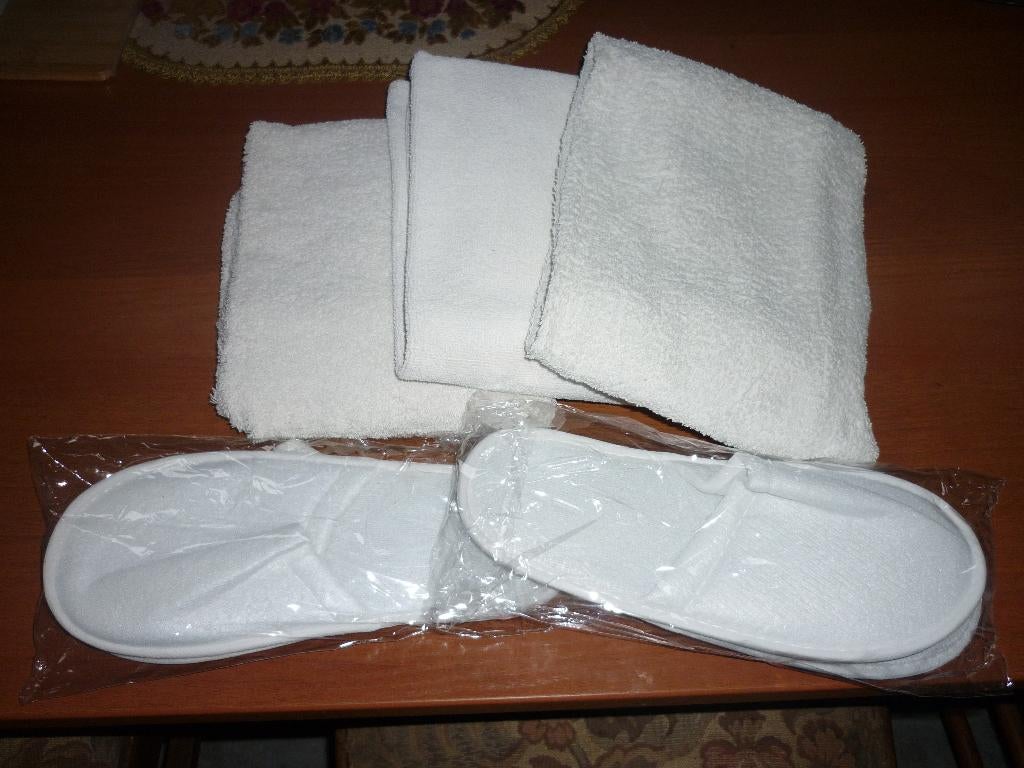 Handdoeken-badslippers, Huis en Inrichting, Ophalen of Verzenden, Gebruikt, Wit, Handdoek