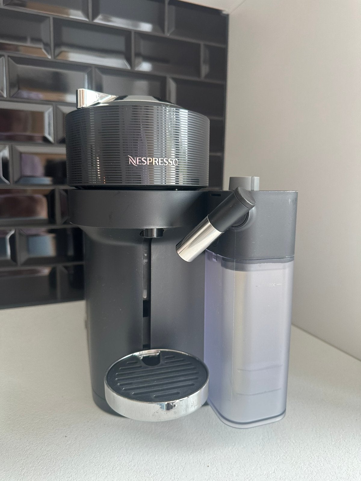 Nespresso vertuo latissima, Electroménager, Cafetières, Réservoir d'eau amovible, Dosettes et capsules de café, Utilisé, 10 tasses ou plus