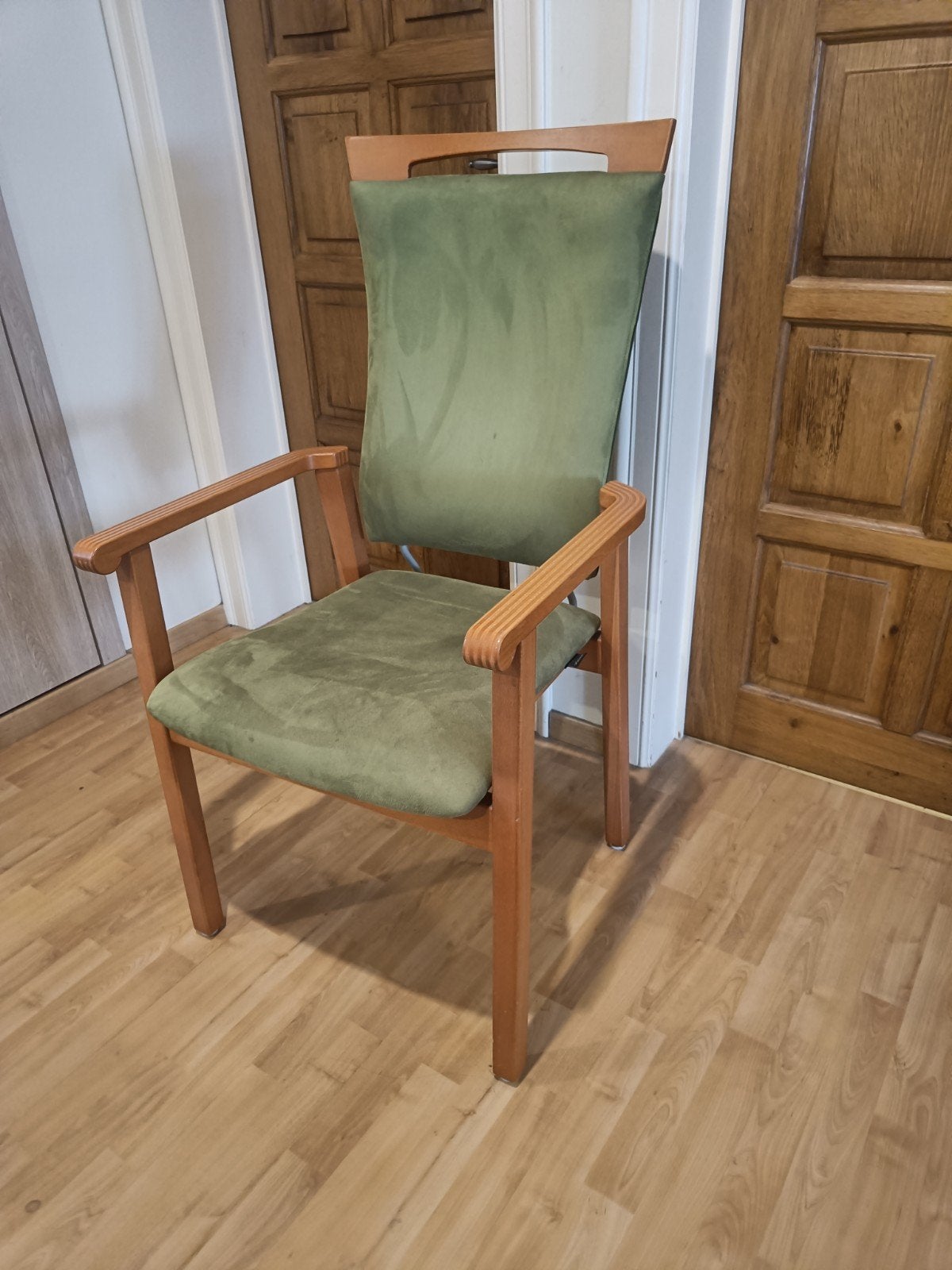comfortabele armstoel, Huis en Inrichting, Stoelen, Ophalen, Hout, Overige kleuren, Zo goed als nieuw