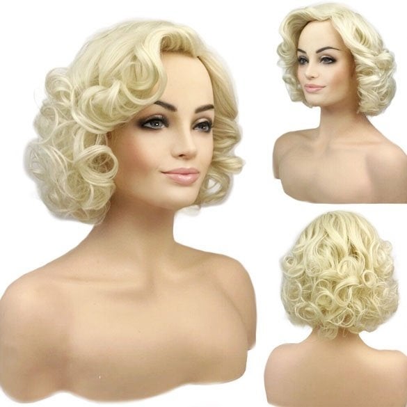 Pruik licht vanille lichtblond kort krullend haar mooi volum, Ophalen of Verzenden, Nieuw
