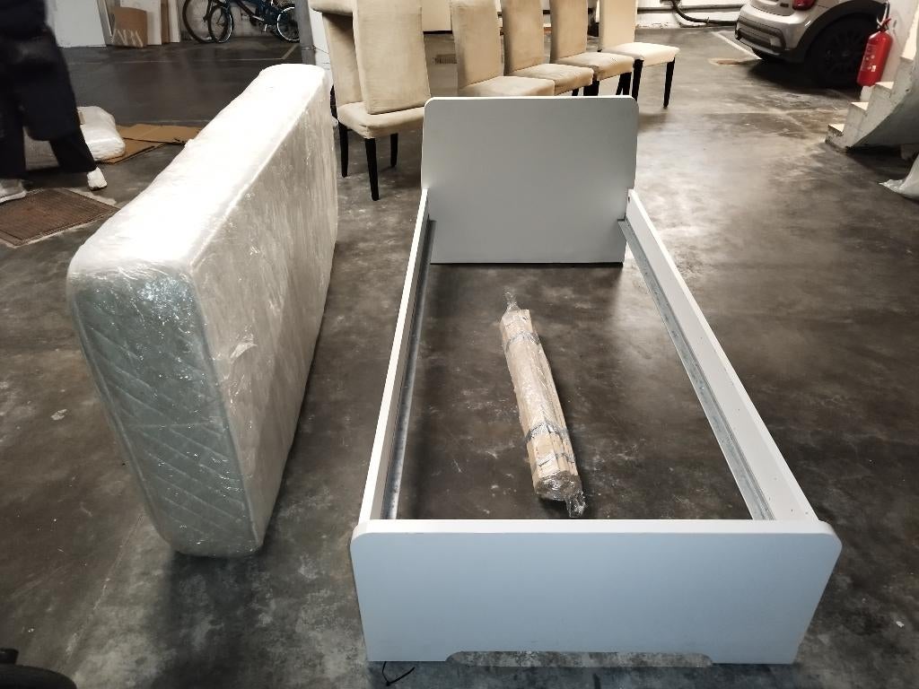 Lit blanc avec sommier et matelas médical 90/200 cm, Enlèvement, Utilisé, Une personne