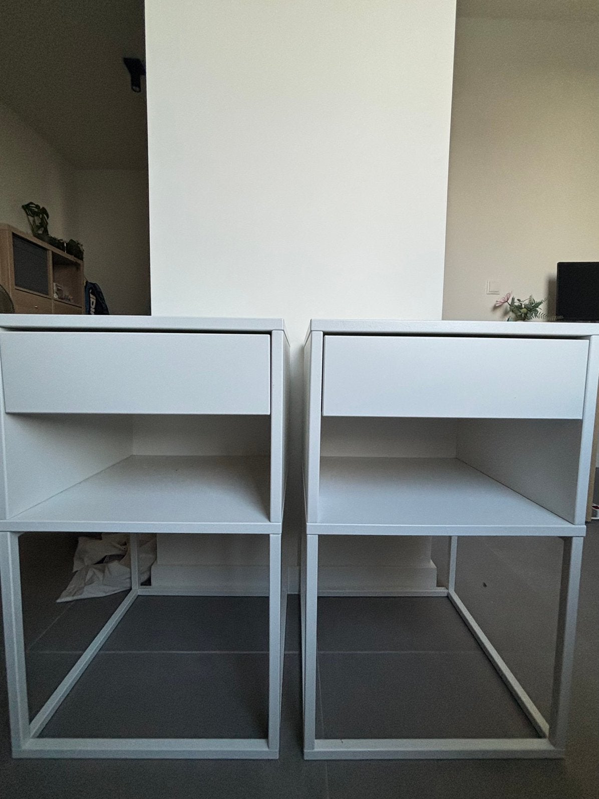 2 tables de chevet blanches à vendre, Maison & Meubles, Enlèvement, Comme neuf, Moins de 45 cm, 55 à 70 cm
