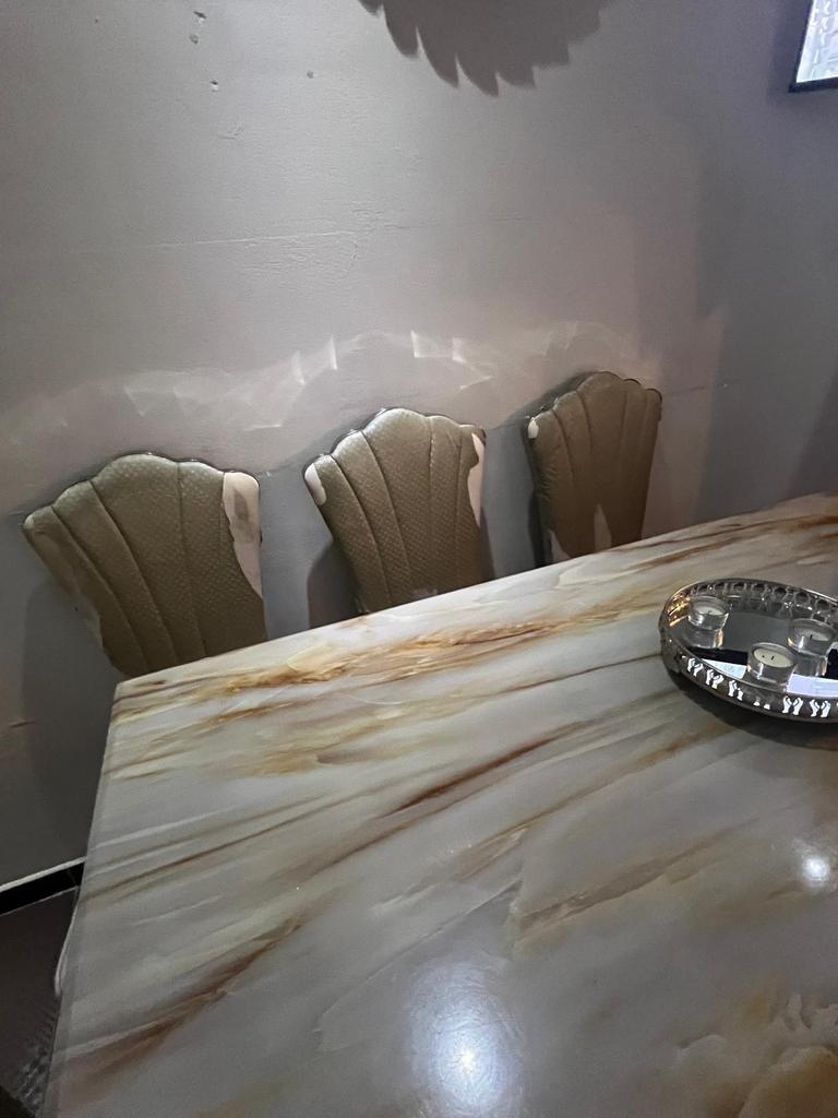 Tafel 6 stoelen gratis