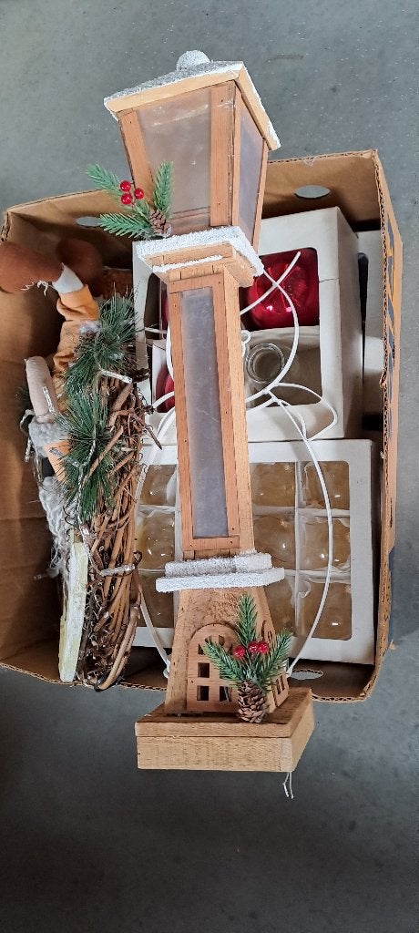 Kerstmateriaal, Enlèvement