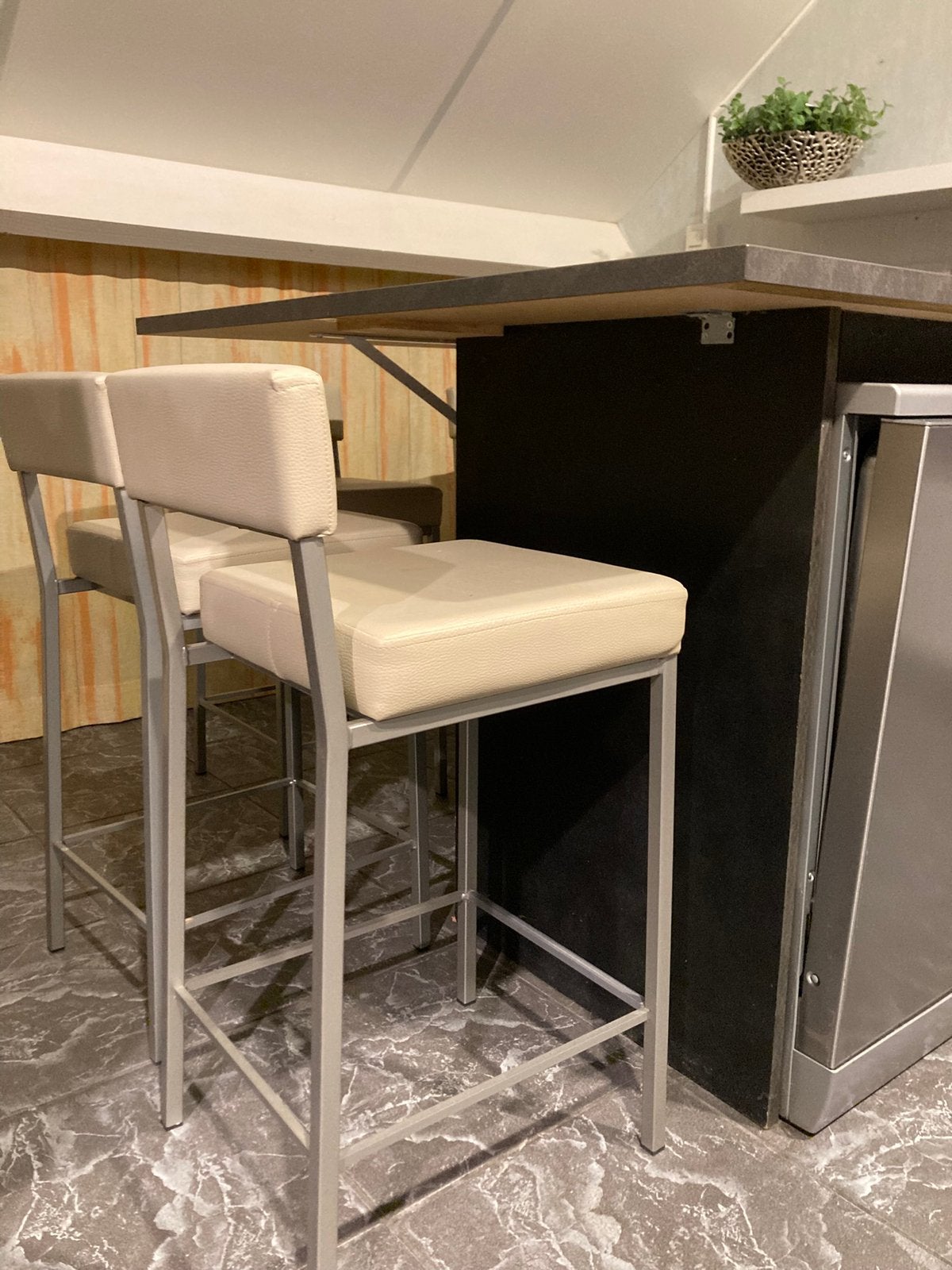 Barkruk kleur beige, met rugleuning, Huis en Inrichting, Barkrukken, Ophalen, Zo goed als nieuw