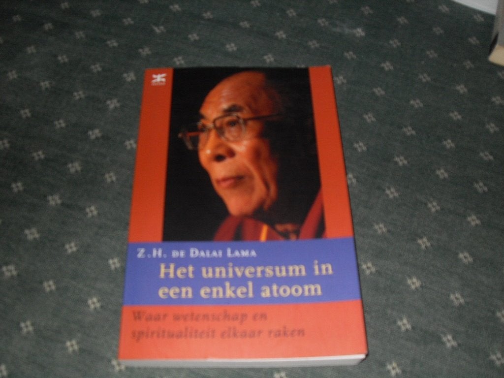 het universum in 1 atoom dalai lama, Boeken, Ophalen of Verzenden, Zo goed als nieuw, Dalai lama