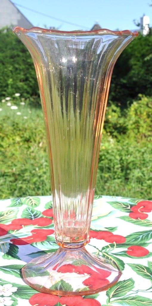 vase art deco tulipe en verre rose pied rond, Antiquités & Art, Enlèvement ou Envoi