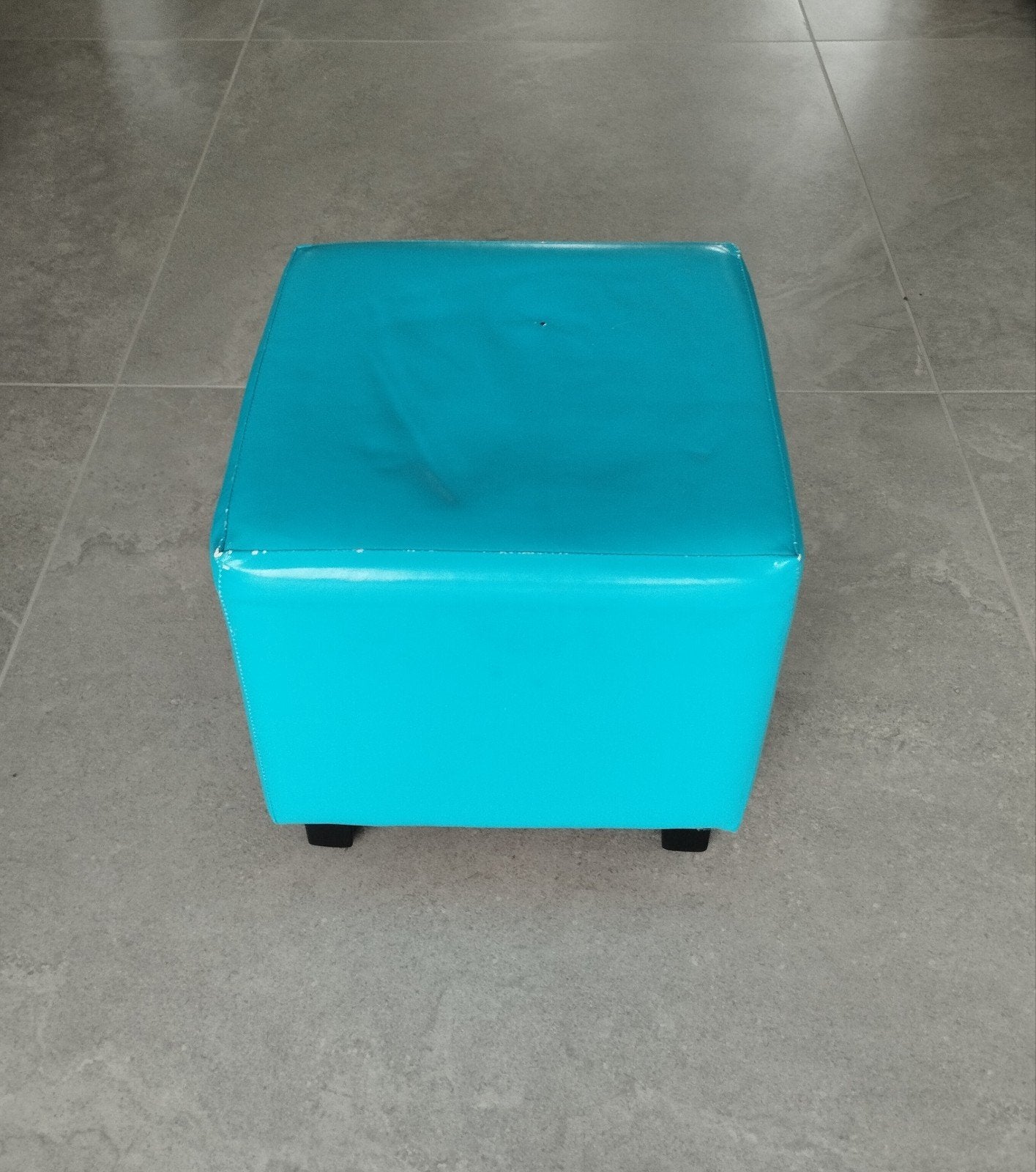 Pouf 35*35*35 synthétique, légèrement abîmé, Maison & Meubles, Carré, Synthétique, Utilisé, Moins de 50 cm