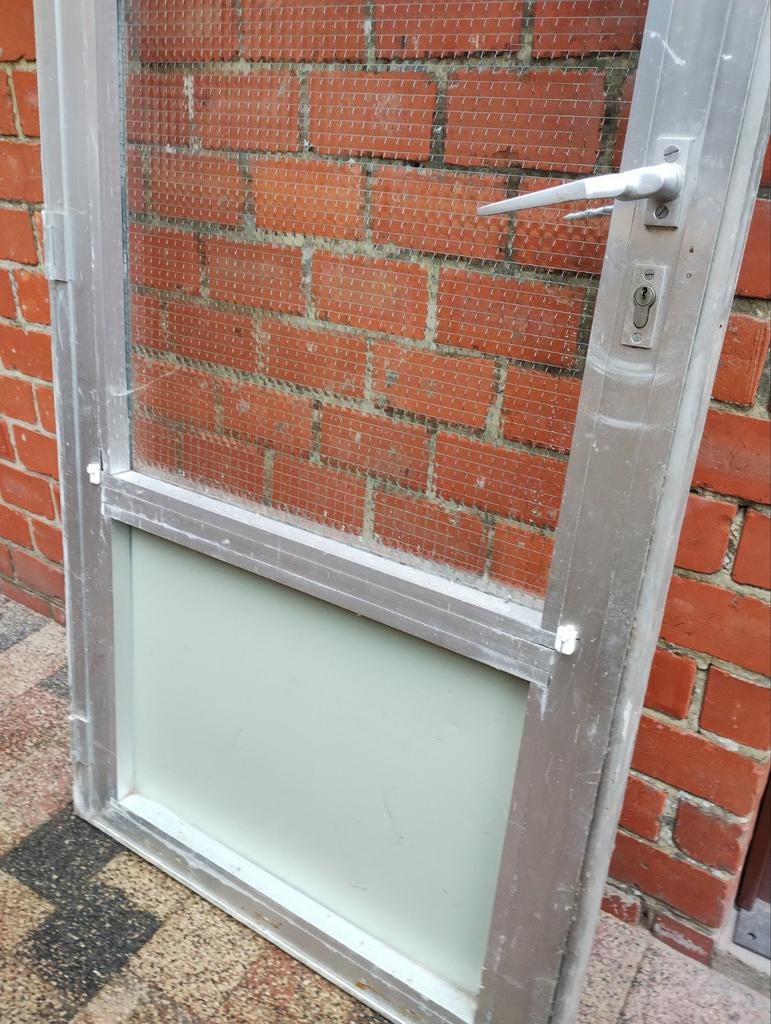 Aluminium deur met omlijsting, Ophalen