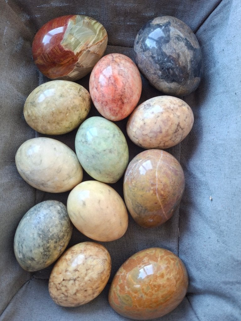 Lot de 12 oeufs décoratifs, pierres naturelles différentes, Pierre/céramique, Objet, Fait main, Enlèvement