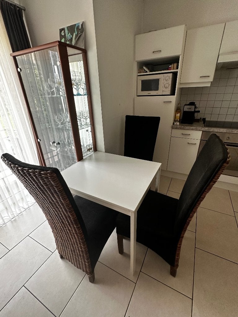 GRATIS set meubels – tafel + vier stoelen, Ophalen, Zo goed als nieuw, Vier