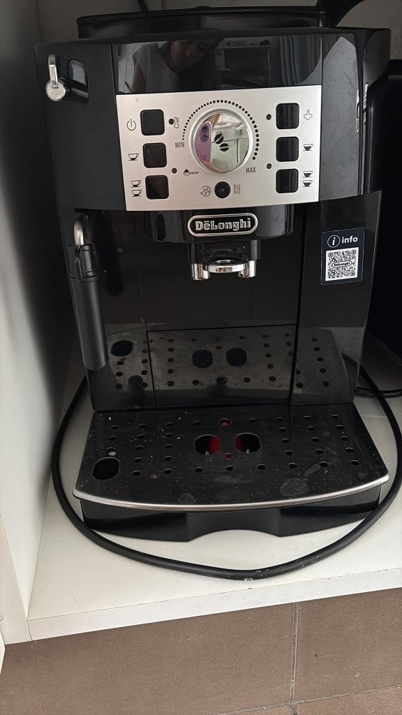 DELONGHI MAGNEFICA S., Café en grains, 2 à 4 tasses, Comme neuf, Tuyau à Vapeur