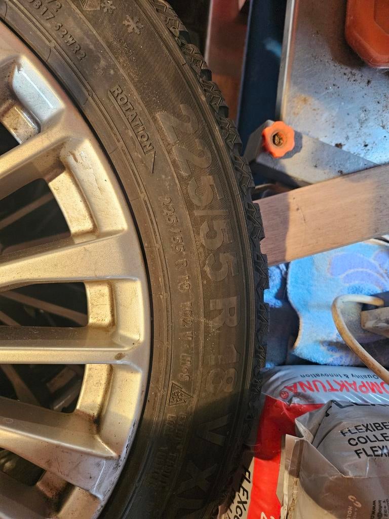 4 jantes Audi avec pneus neige presque neuf