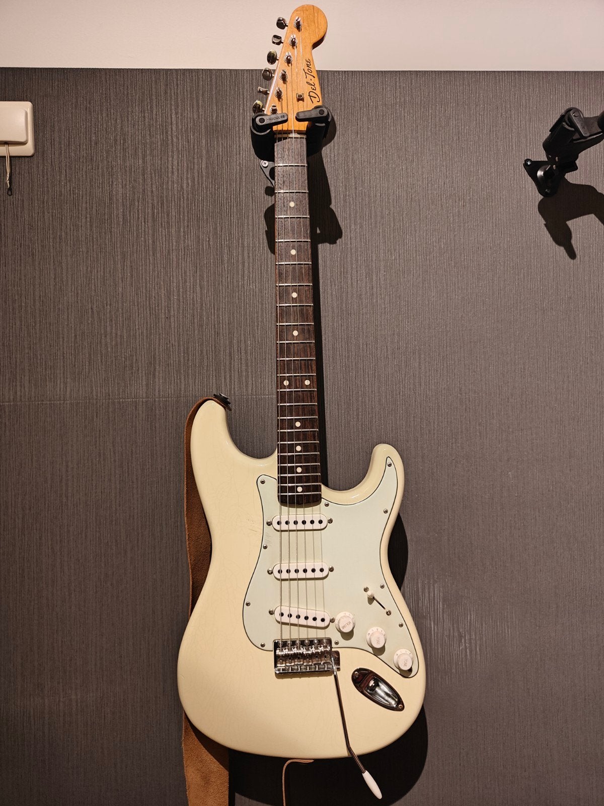 Del-tone Stratocaster 2.9 kg!, Muziek en Instrumenten, Ophalen