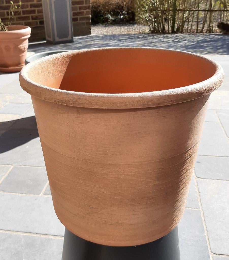 Te koop: Goede bruine PVC bloempot., 25 à 40 cm, Rond, Comme neuf, Synthétique