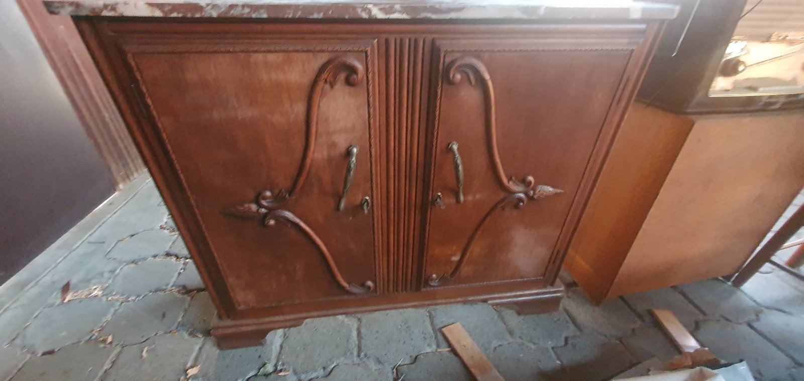 kast met marmeren blad, Ophalen
