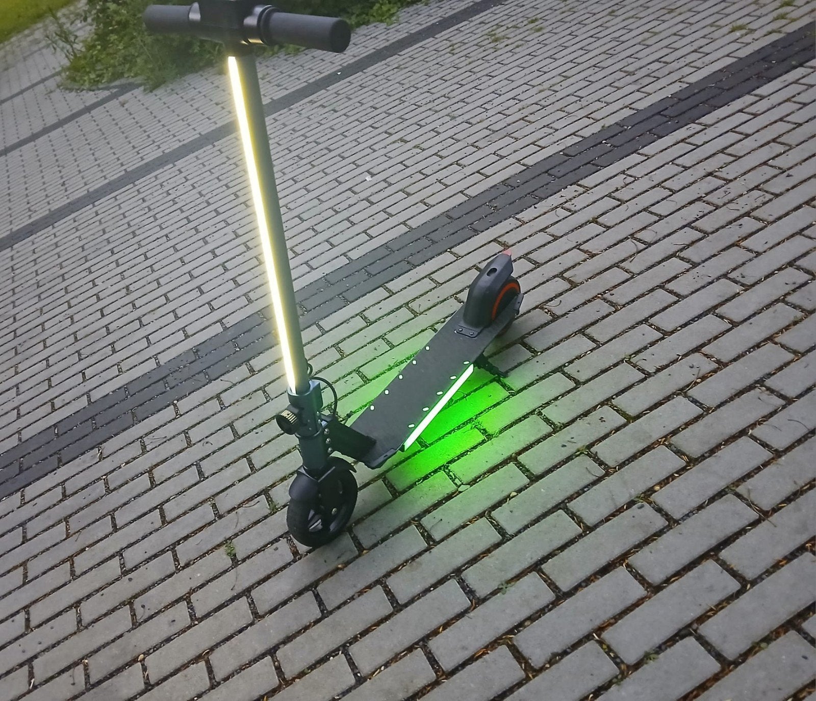 Elektrische Step – Met Opvallende LED-Verlichting, Fietsen en Brommers, Steps, Zo goed als nieuw, Elektrische step (E-scooter)