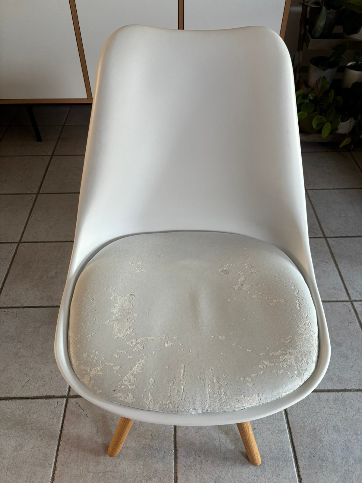 7 Witte stoelen - kapotte zitting, Huis en Inrichting, Ophalen, Gebruikt, Wit