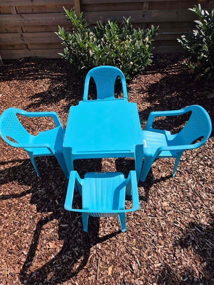 Plastiek tafeltje en 4 stoelen. Af te halen, Ophalen, Zo goed als nieuw, Stoel(en)