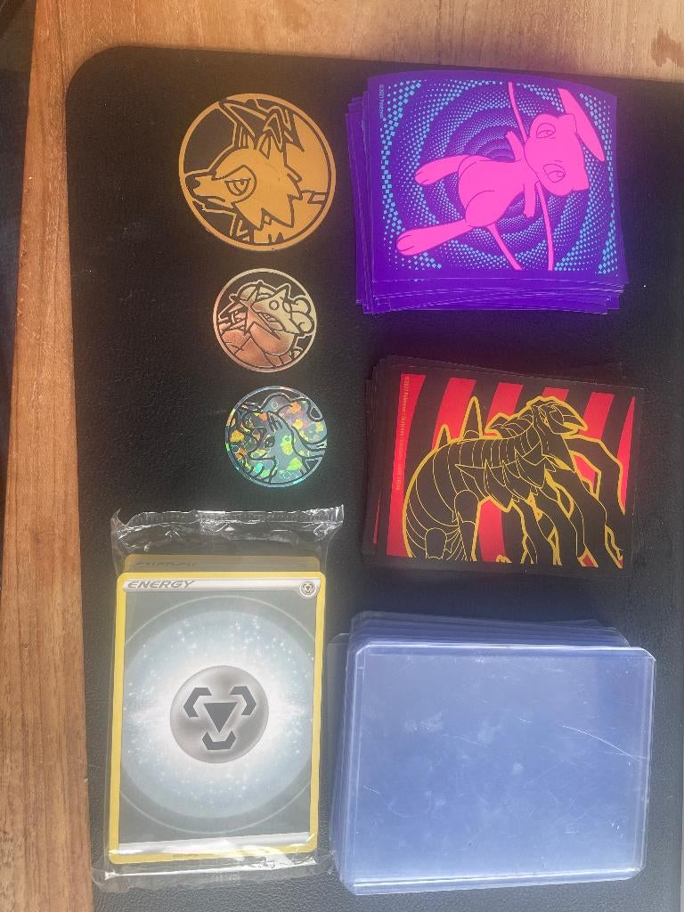 Sleeves pokémon + GRATIS coins en energy card pack, Ophalen of Verzenden, Gebruikt, Meerdere kaarten