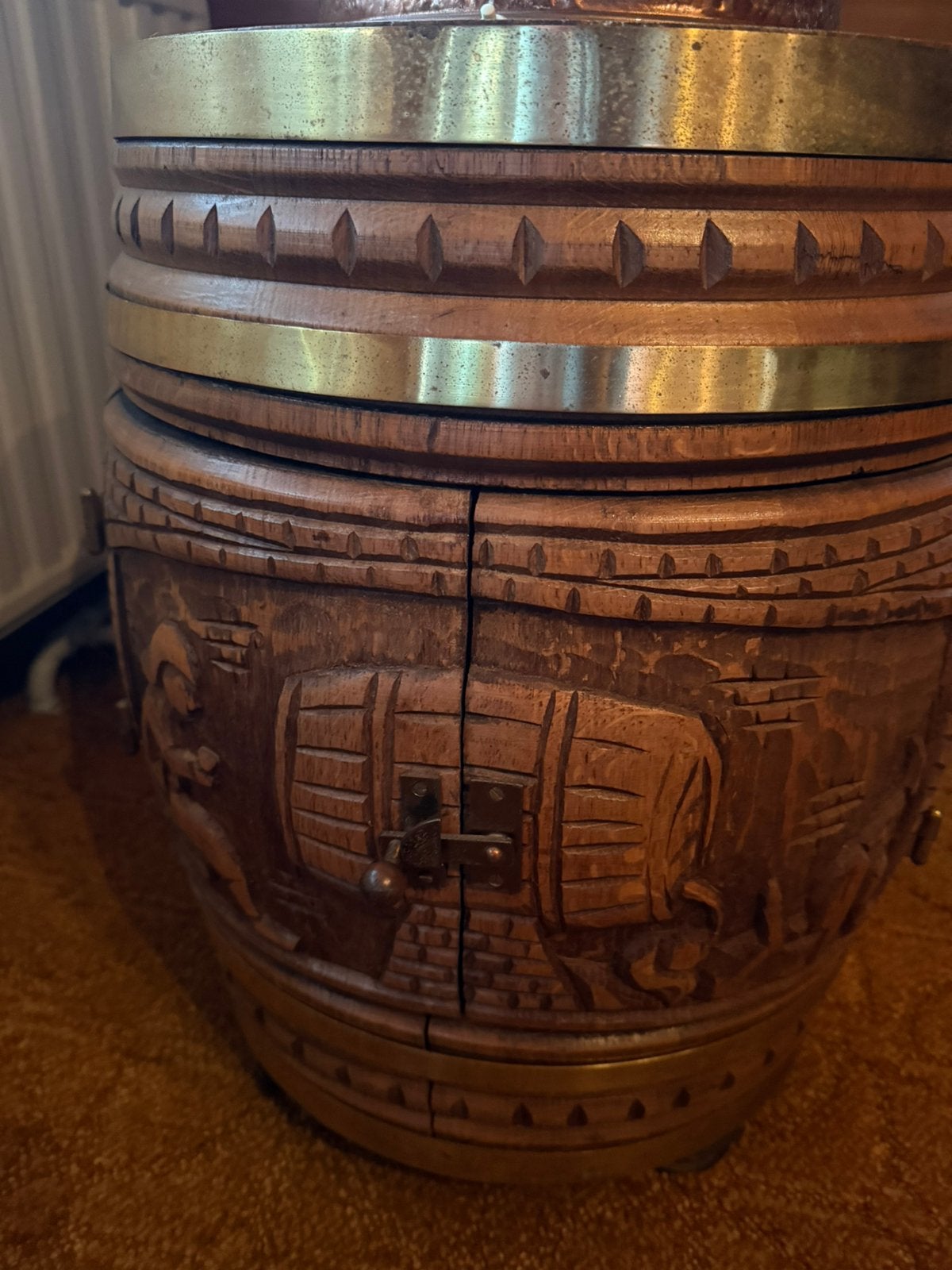 Tonneau de bar vintageSculpture sur bois, chêne, excellent !, Enlèvement ou Envoi, Comme neuf