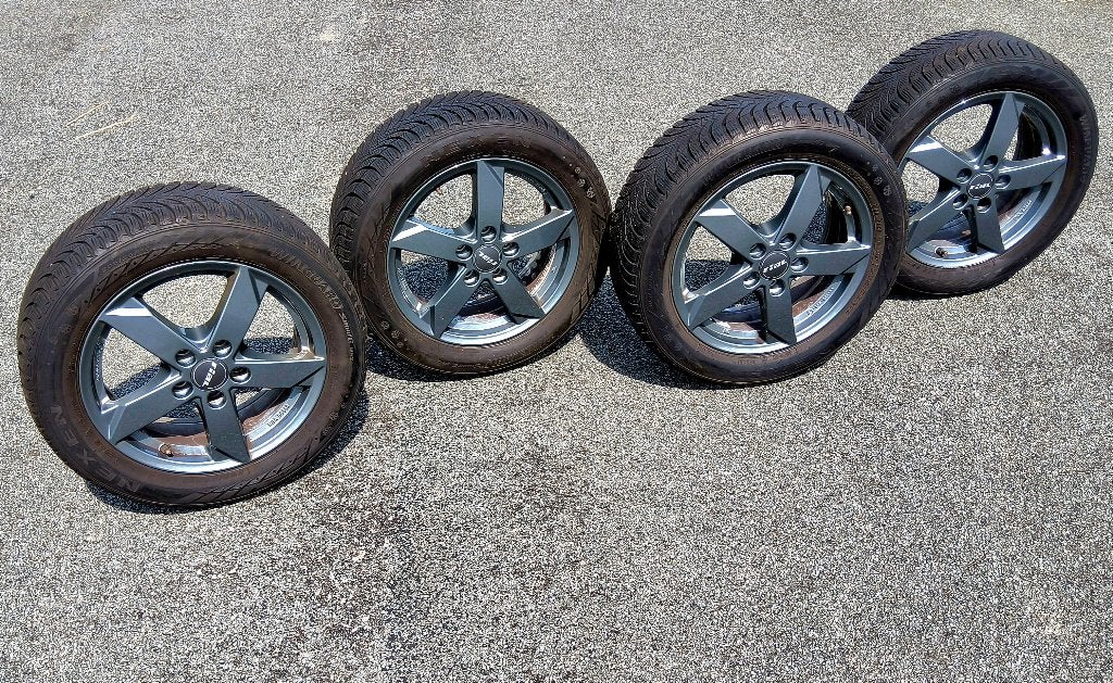 4 très bons pneus hiver 205/55-16, jantes VW, Seat et Skoda, Pneus et Jantes, Pneus hiver, 16 pouces, 205 mm