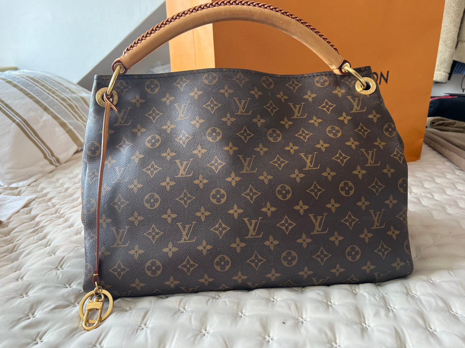 Artsy - Louis Vuitton, Bijoux, Sacs & Beauté, Enlèvement ou Envoi, Comme neuf
