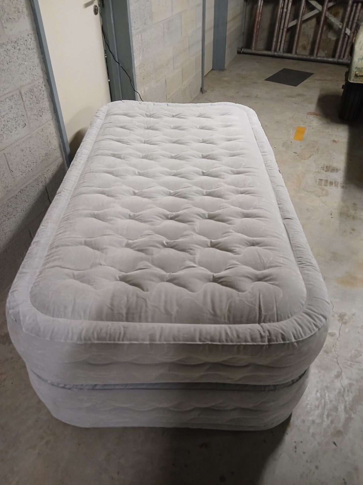 Intex matras met ingebouwde luchtpomp., Caravans en Kamperen, Luchtbedden, Ingebouwde pomp, Ophalen