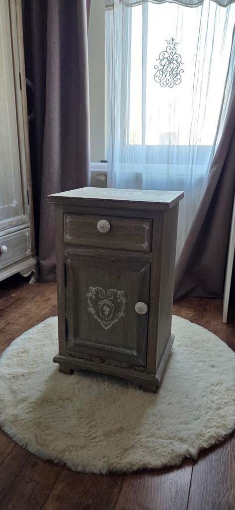 Table de chevet grisée de chez Maison du Monde, Bois