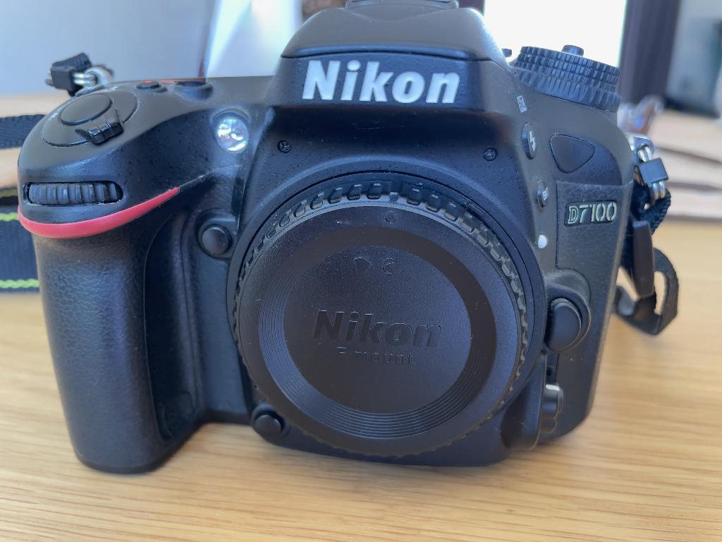 nikon D7100 + Oplader, Sans zoom optique, Comme neuf, Enlèvement, Reflex miroir