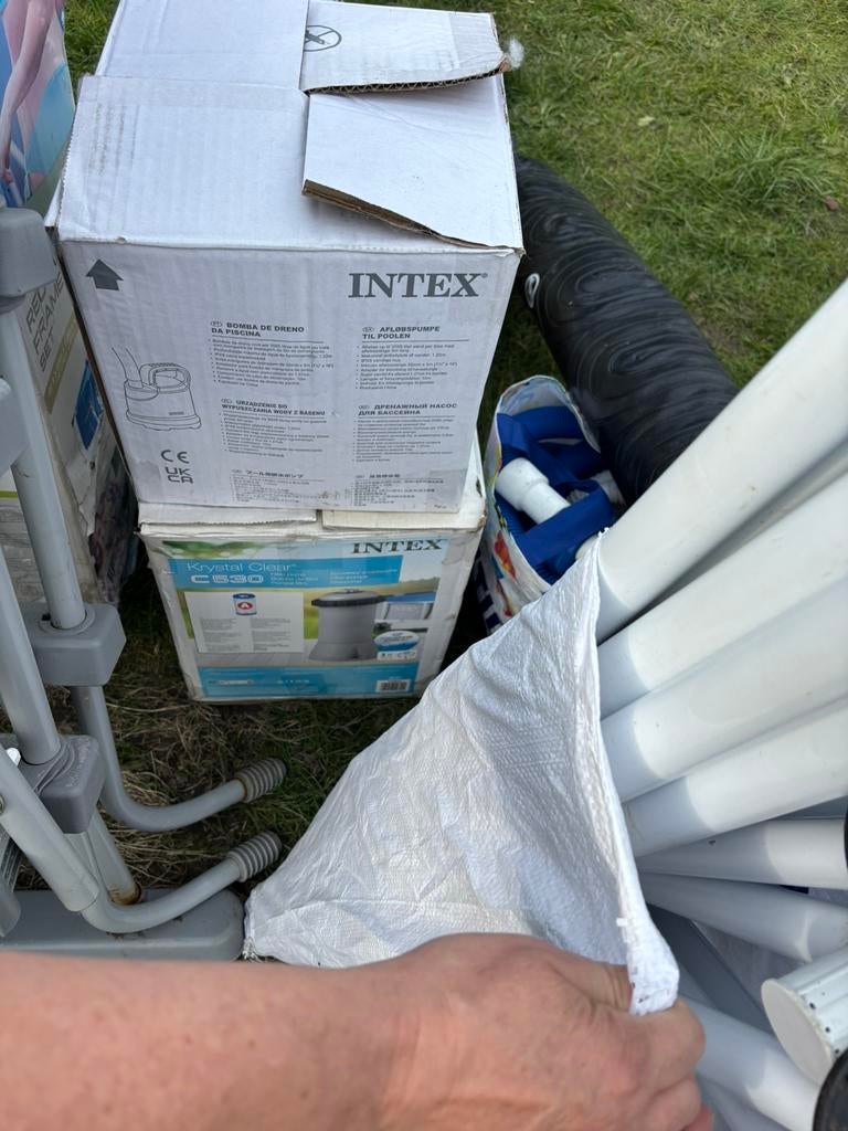Intex zwembad met pomp, ladder, afdekzeil en filters., Enlèvement, Comme neuf