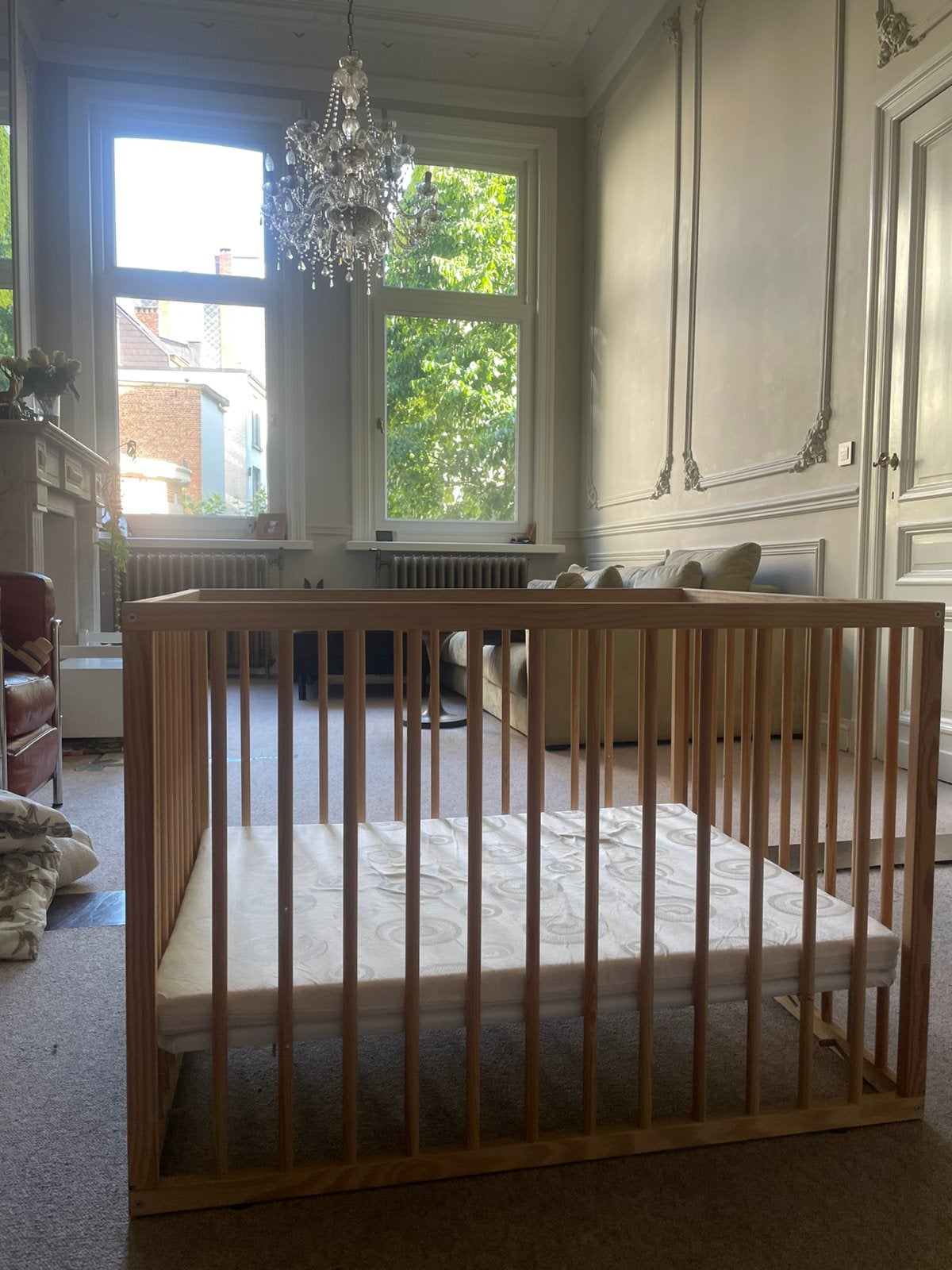 Boîte pour bébé avec matelas et 2 tapis, Enlèvement, Comme neuf, Roulettes