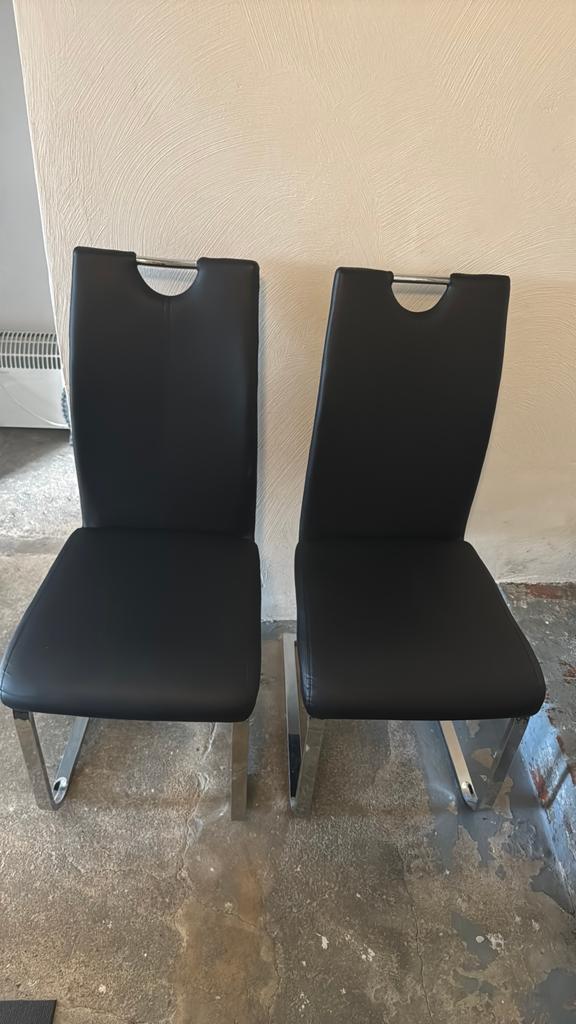 Lot de 2 chaises modernes en similicuir noir et chrome, Maison & Meubles, Chaises, Comme neuf, Deux, Métal, Noir, Enlèvement
