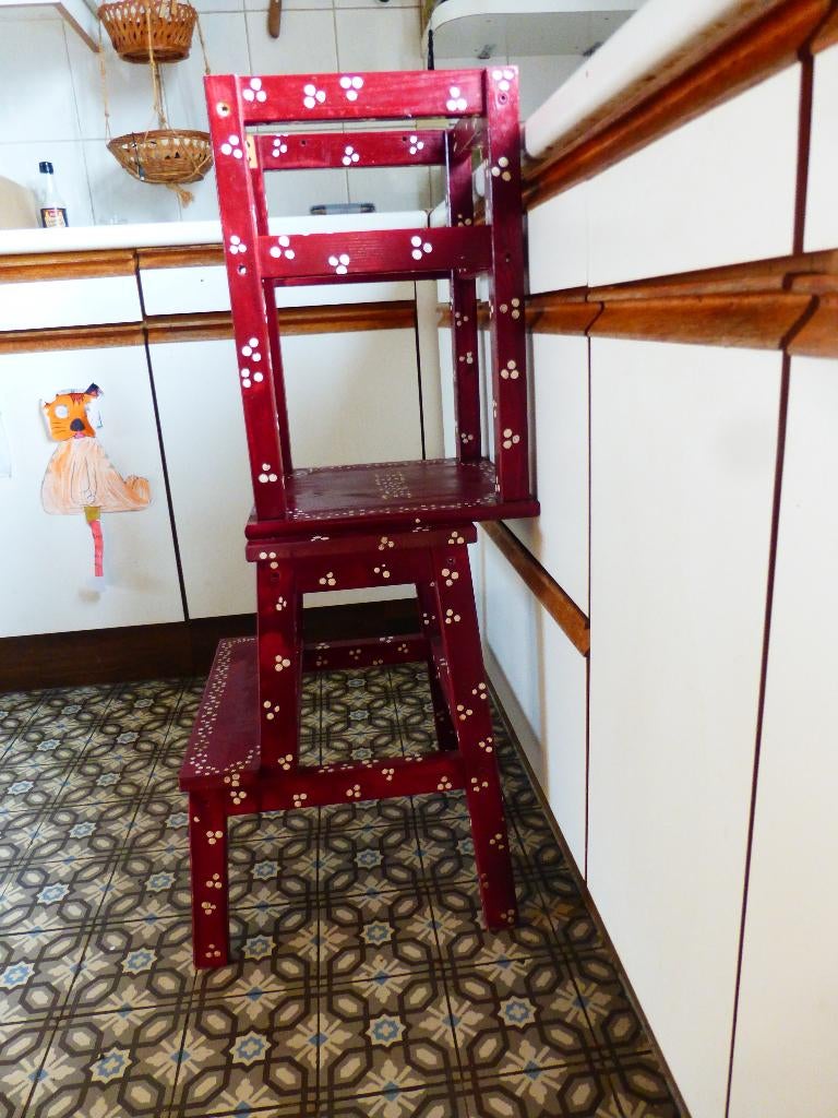 Vrolijke montessori learning tower/leertoren, Kinderen en Baby's, Kinderstoelen, Ophalen, Gebruikt, Overige typen