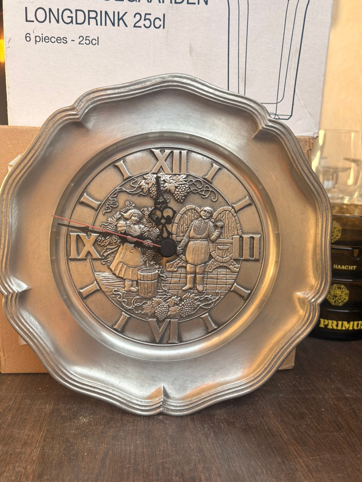 Tinnen wandklok met druivenmotief en Junghans quartz uurwerk, Antiek en Kunst, Antiek | Tin, Ophalen