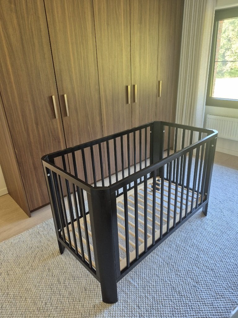 Zwart babybed met AeroSleep matras & 3D matrasbeschermer, Kinderen en Baby's, Ophalen, Gebruikt, Ledikant