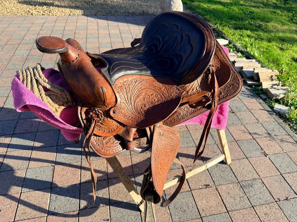 Selle western numérotée en cuir travaillé, Animaux & Accessoires, Large, Enlèvement, Utilisé