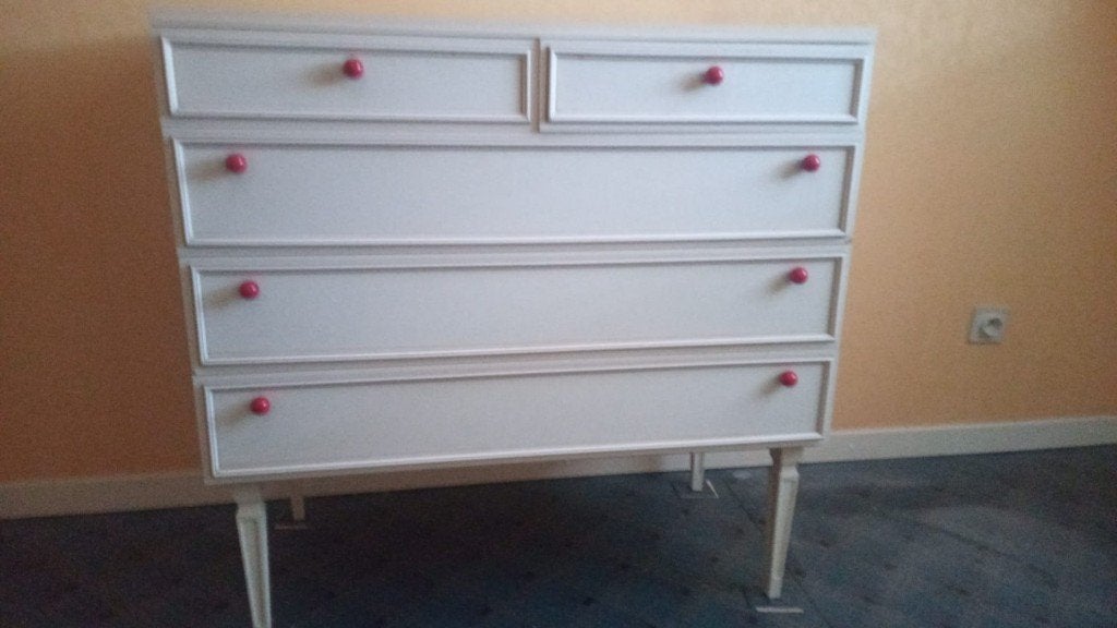 Vintage witte ladekast met rode knoppen, Huis en Inrichting, Kasten | Ladekasten, Ophalen