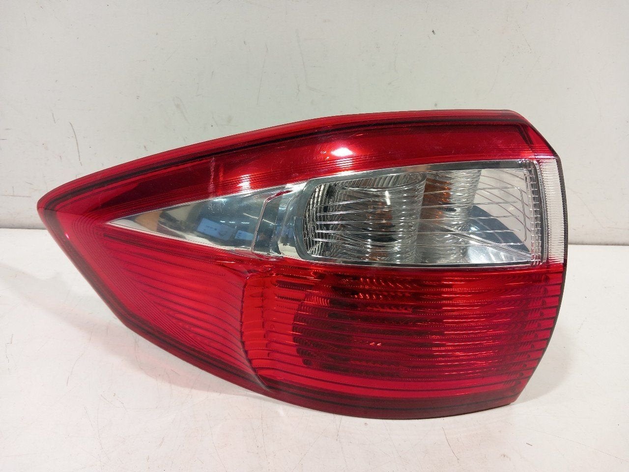Achterlicht links buiten Ford C-Max, Onderdelen@venauto.nl, Van der Ven Autorecycling B.V., Ettenseweg 76, 4706 PB Roosendaal, The Netherlands