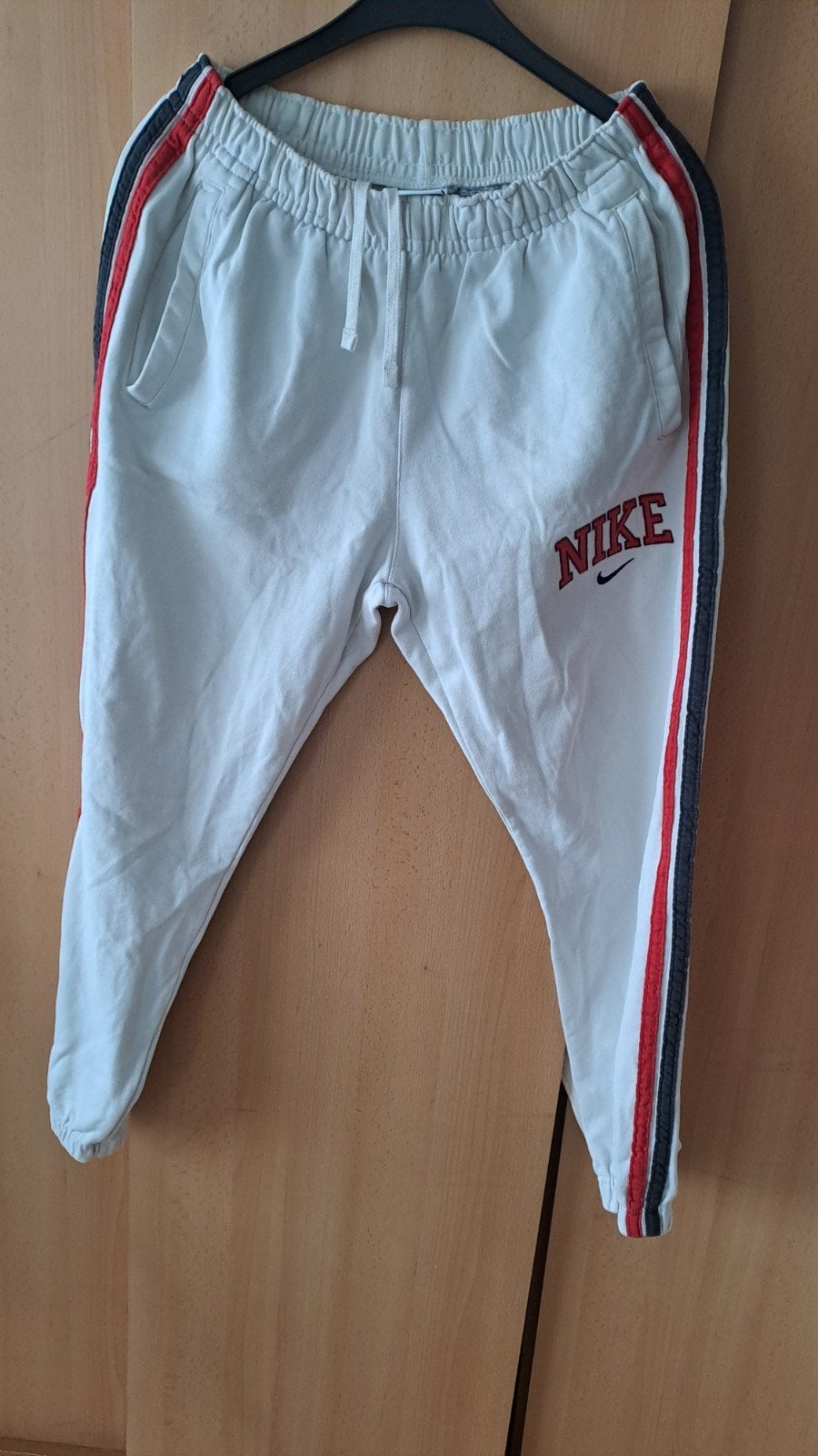 bas rouge et blanc nike, Vêtements | Hommes, Vêtements de sport, Enlèvement, Rouge