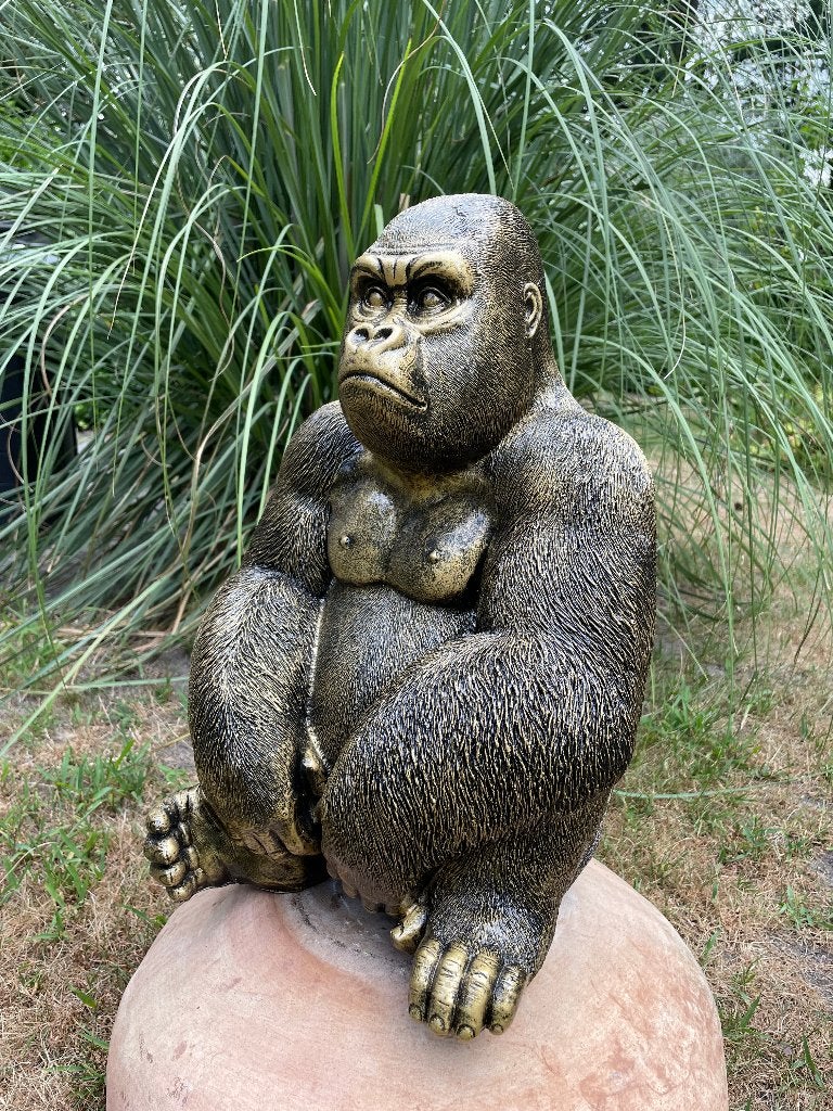 (Tuin)Beeld gorilla goud, tuin, zwembad, vijver 45cm, Ophalen, Nieuw, Kunststof, Dierenbeeld