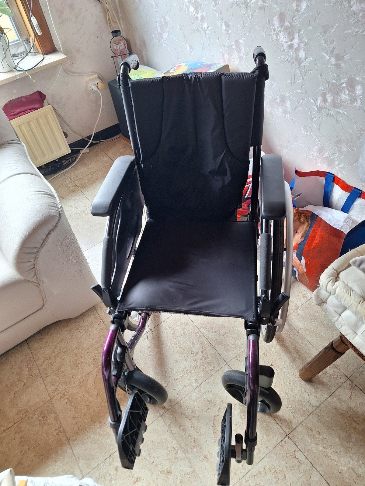 À vendre : Petit fauteuil roulant pliable., Enlèvement, Pliant, Comme neuf, Fauteuil roulant à pousser