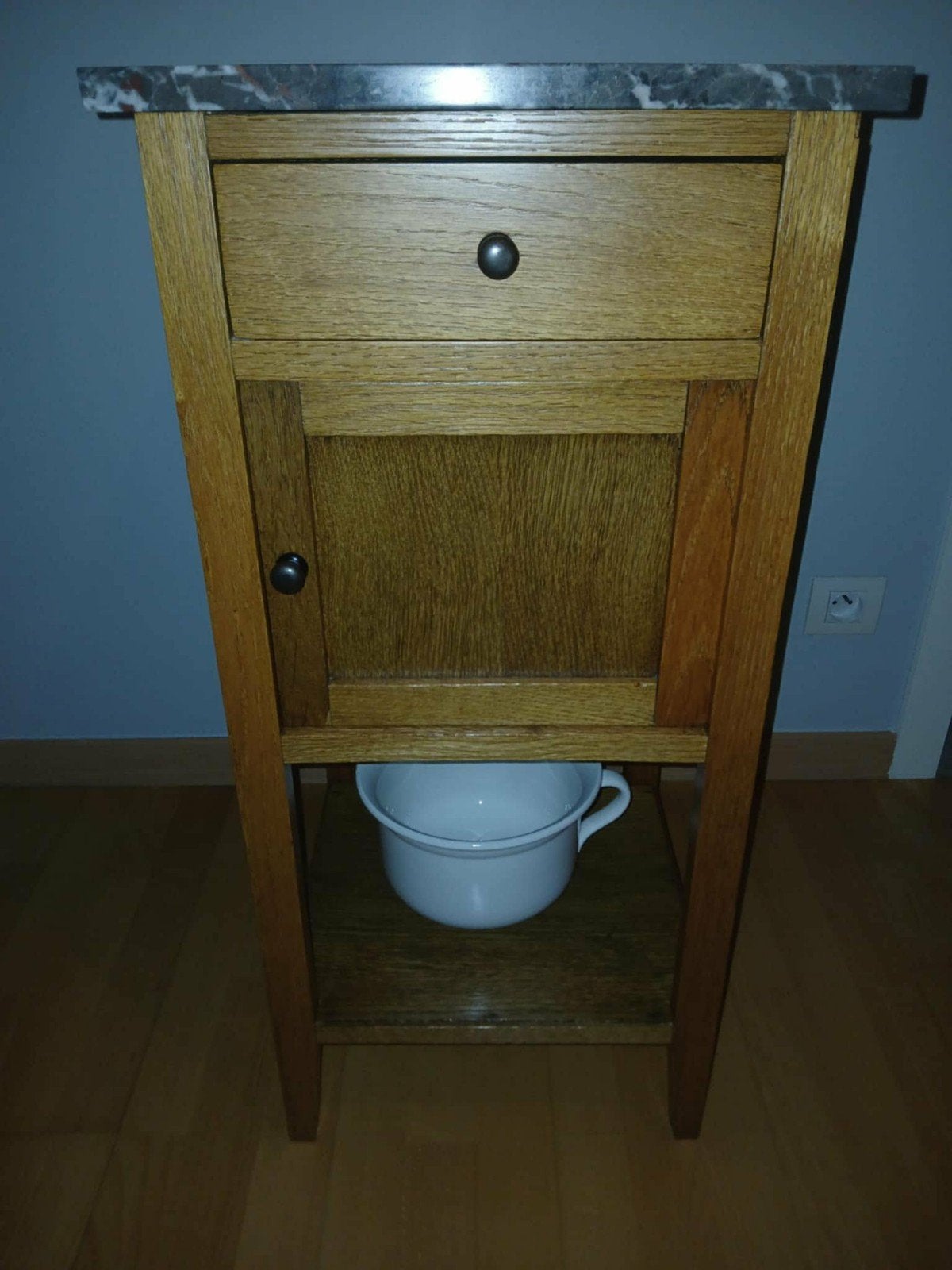 Belle table de chevet en bois robuste - table d'appoint., Enlèvement