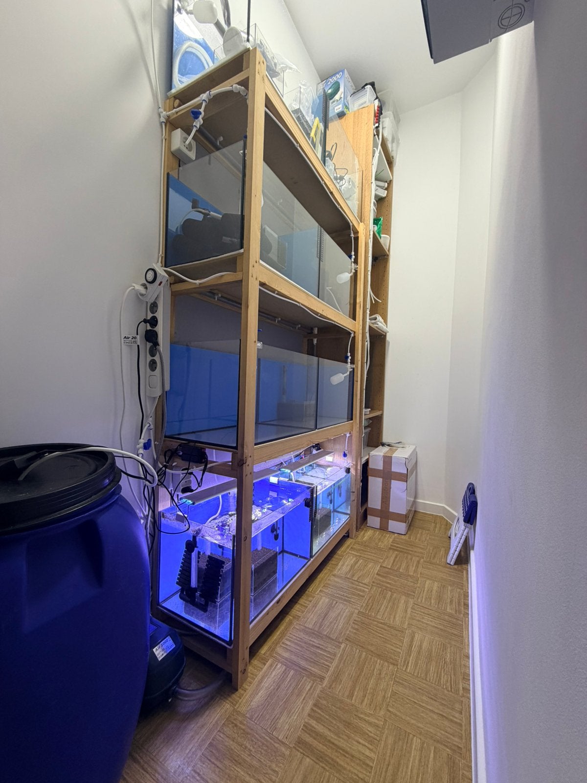 Kweekstelling met 8 aquariums – compleet en zeer nette staat, Ophalen, Gebruikt