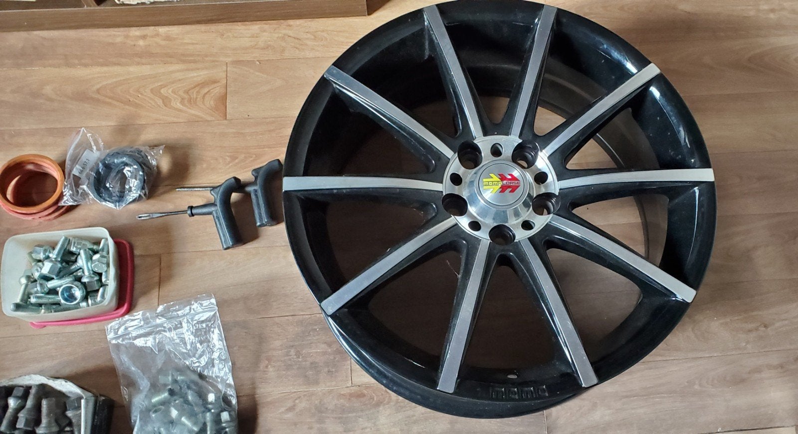 Velg onderdelen bouten, centreerringen.....
-setje veilighei, Ophalen, 18 inch, Band(en)